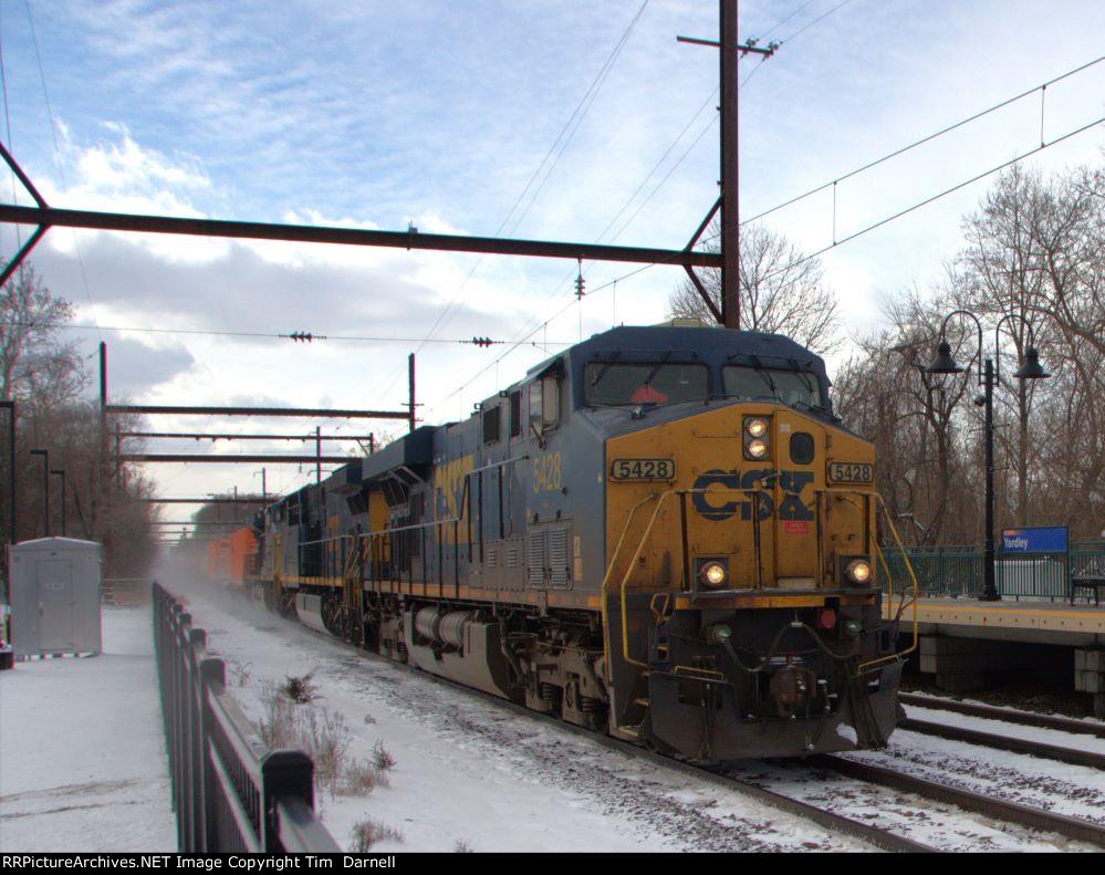 CSX 5428 leads a late I157